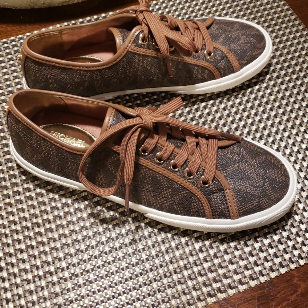 Womens tennis shoes